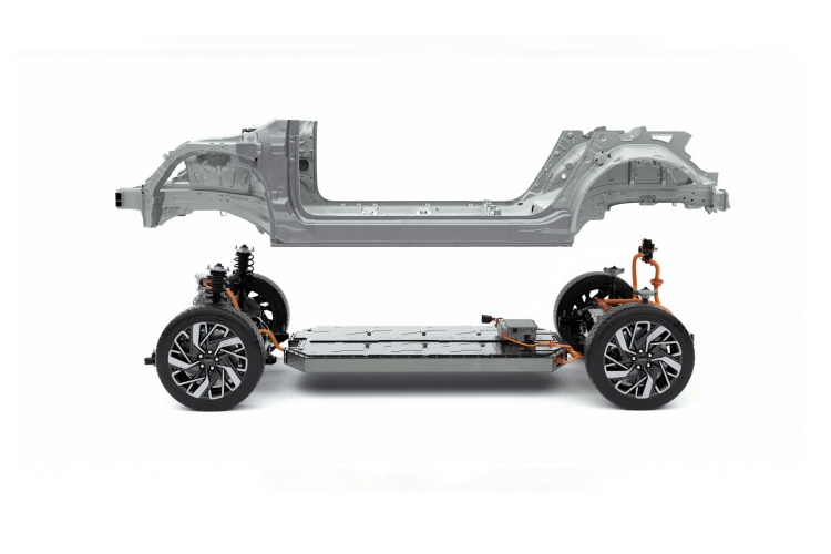 Nền tảng pin mới của Hyundai cũng có chức năng xả điện ngoài động cơ, có nghĩa là bộ pin có thể sạc cho các thiết bị điện 110V - 220V khác, thậm chí được sử dụng để sạc một chiếc xe điện khác .