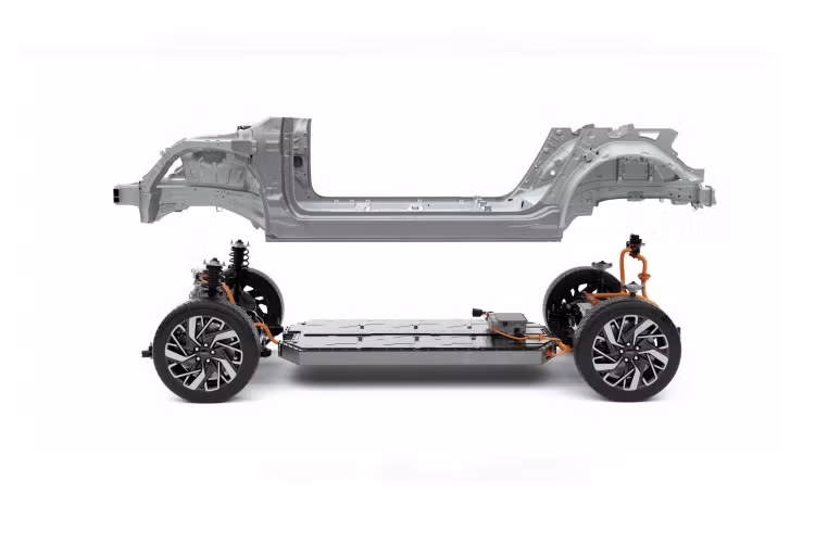 Nền tảng pin mới của Hyundai cũng có chức năng xả điện ngoài động cơ, có nghĩa là bộ pin có thể sạc cho các thiết bị điện 110V - 220V khác, thậm chí được sử dụng để sạc một chiếc xe điện khác .