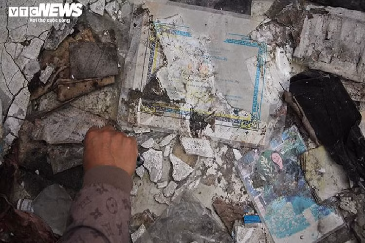 Khu nhà xưởng cỏ mọc um tùm, không mái che. Máy móc đồ gỗ ngày nào giờ cũng "không cánh mà bay".