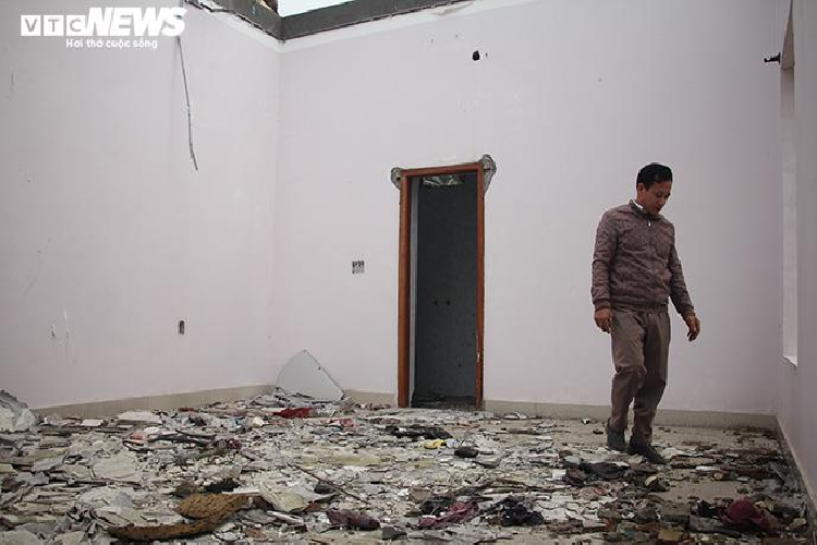 Giờ quay trở lại, ông Nhàn không khỏi đau đớn, uất nghẹn khi nhìn thấy cảnh tượng bi thảm này.