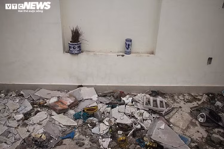 Cảnh tan hoang, đổ nát bên trong công ty cũ của anh trai ông Nhàn.