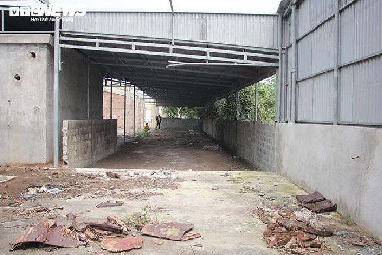 Những dãy nhà xưởng với hàng trăm mét vuông giờ trơ khung sắt. Khu nhà xưởng phun sơn, hàng trăm sản phẩm sắp thành thành phẩm giờ cũng chỉ là khu nhà xưởng trống trơn.