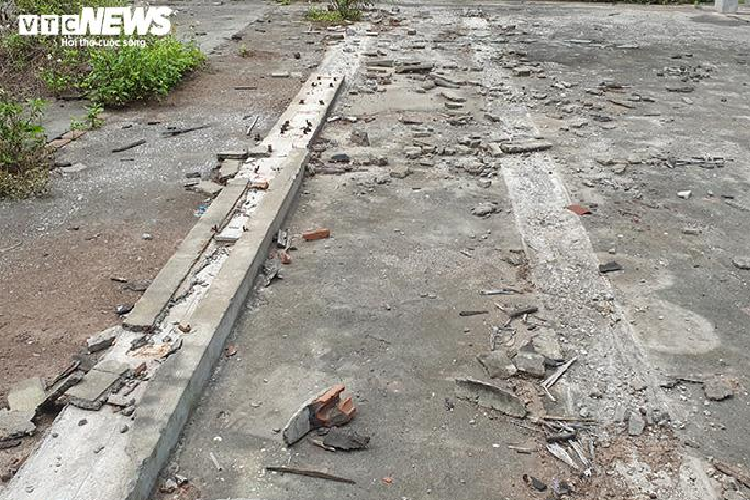 Tuy nhiên, ngày 19/10/2017, sau khi nghe tin quân của Đường “Nhuệ” rút khỏi Công ty, ông Nhàn đi ngang qua đó và thực sự ngỡ ngàng trước một cảnh tượng tan hoang, máy móc và toàn bộ tài sản bị tẩu tán hết.