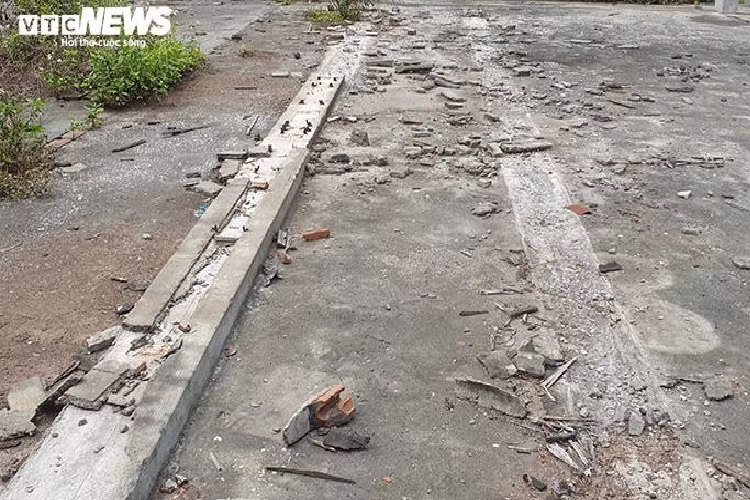 Tuy nhiên, ngày 19/10/2017, sau khi nghe tin quân của Đường “Nhuệ” rút khỏi Công ty, ông Nhàn đi ngang qua đó và thực sự ngỡ ngàng trước một cảnh tượng tan hoang, máy móc và toàn bộ tài sản bị tẩu tán hết.