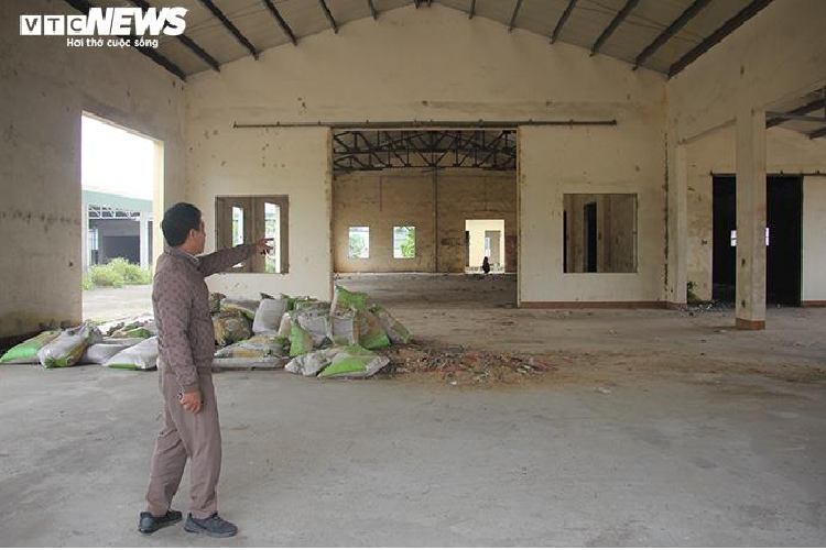 Cũng kể từ đó, với tổng diện tích gần 2.500m2 mặt bằng, 3 dãy nhà xưởng lớn để sản xuất đồ gỗ ngày nào bị biến thành những khung nhà tan hoang, xuống cấp bởi nhiều kẻ đã đến đây hủy hoại. Biết bao tài sản, máy móc bị tẩu tán hết, giờ chỉ còn là những khu nhà xưởng trơ khung.