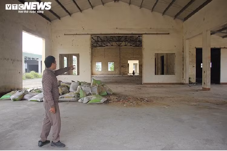 Cũng kể từ đó, với tổng diện tích gần 2.500m2 mặt bằng, 3 dãy nhà xưởng lớn để sản xuất đồ gỗ ngày nào bị biến thành những khung nhà tan hoang, xuống cấp bởi nhiều kẻ đã đến đây hủy hoại. Biết bao tài sản, máy móc bị tẩu tán hết, giờ chỉ còn là những khu nhà xưởng trơ khung.