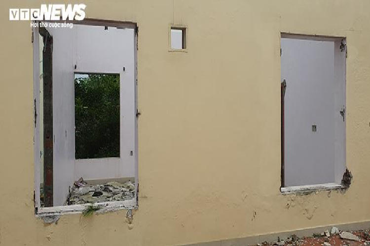 Khu nhà văn phòng điều hành của công ty này giờ tan hoang không cửa, không mái nhà.