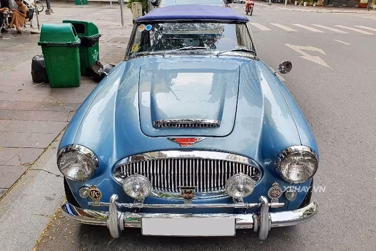 Ngoài ra, chiếc xe cổ Austin-Healey 3000 MK III tại TP HCM còn có khung cửa sổ tinh tế, gương chiếu hậu nhỏ có hình dáng đặc biệt và bộ mâm nan hoa độc đáo, hoàn toàn khác với phong cách của ngày nay.