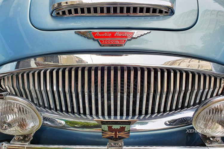 Austin-Healey 3000 MK III thậm chí được đeo cả huy hiệu Anh - kỷ niệm lễ đăng quang của Nữ hoàng Elizabeth II. 