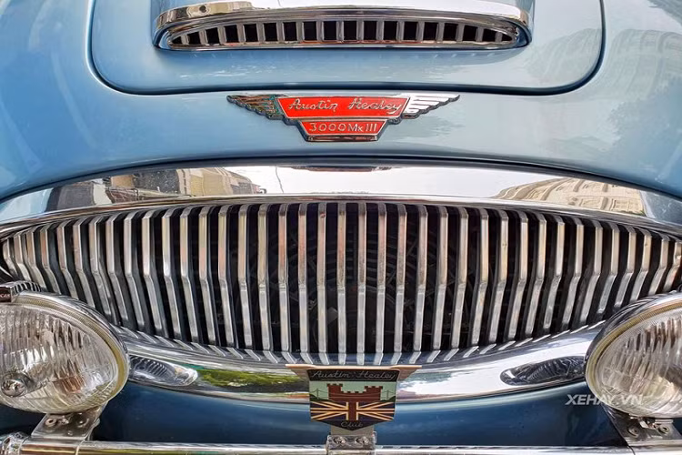 Austin-Healey 3000 MK III thậm chí được đeo cả huy hiệu Anh - kỷ niệm lễ đăng quang của Nữ hoàng Elizabeth II. 