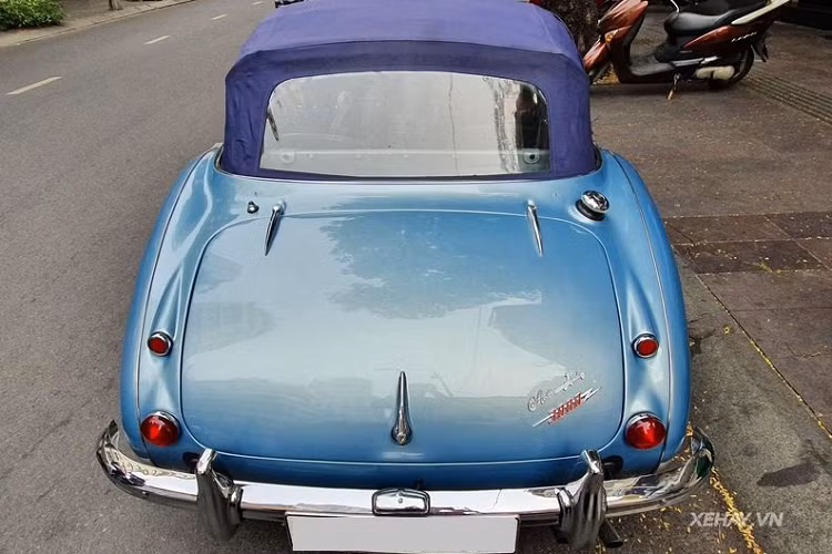 Ở bên trong, nội thất da bò càng làm tăng lên vẻ sang trọng của Austin-Healey 3000 MK III.