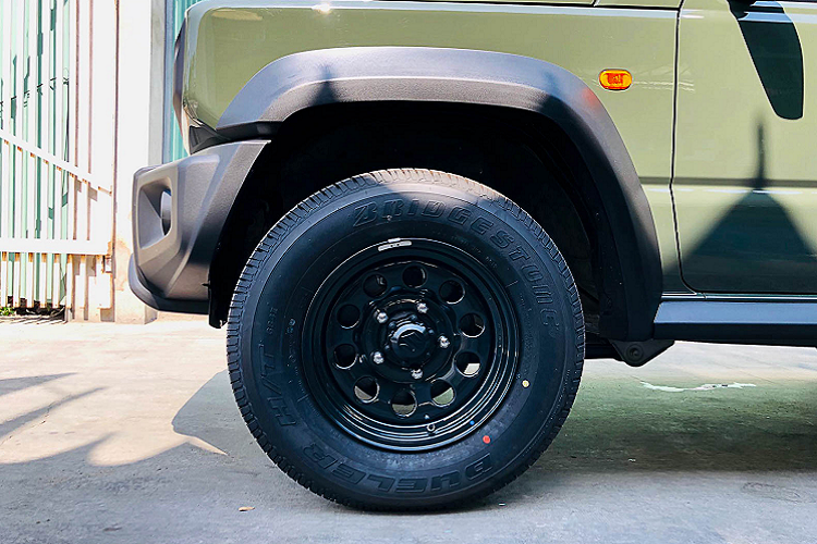 Xe sử dụng kết hợp với hộp số tự động 4 cấp (4 AT) đi cùng với dẫn động hai cầu (4WD) với hệ thống kiểm soát lực kéo điện tử thích ứng All-Grip 4WD, trên mẫu Jimny hệ thống này đóng vai trò như một sự thay thế cho hệ thống khóa vi sai trước và sau.