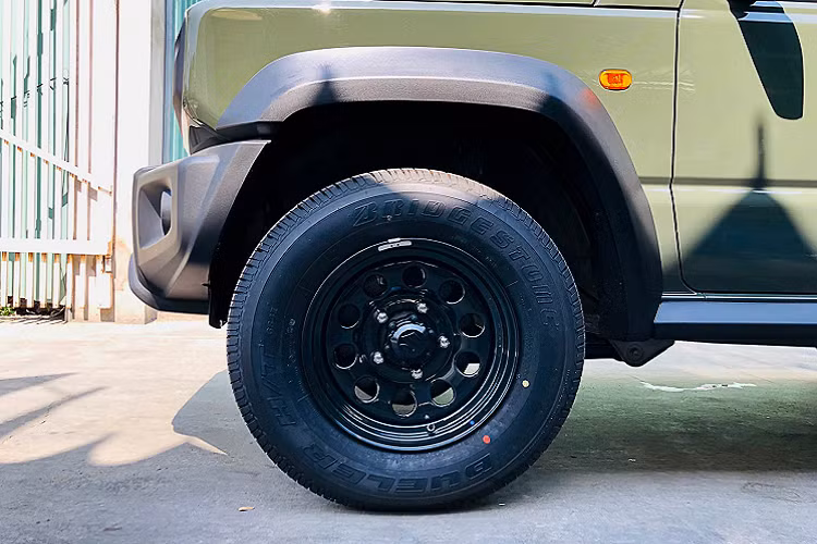 Xe sử dụng kết hợp với hộp số tự động 4 cấp (4 AT) đi cùng với dẫn động hai cầu (4WD) với hệ thống kiểm soát lực kéo điện tử thích ứng All-Grip 4WD, trên mẫu Jimny hệ thống này đóng vai trò như một sự thay thế cho hệ thống khóa vi sai trước và sau.