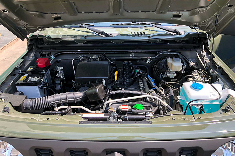 Hai chiếc Jimny được nhập về mang 02 màu Xám (Pearl Medium Gray) và Xanh Rêu (Solid Jungle Green).