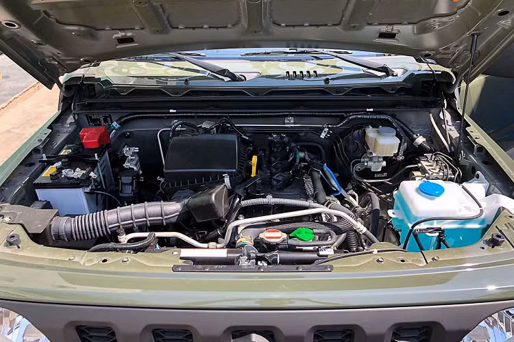 Hai chiếc Jimny được nhập về mang 02 màu Xám (Pearl Medium Gray) và Xanh Rêu (Solid Jungle Green).