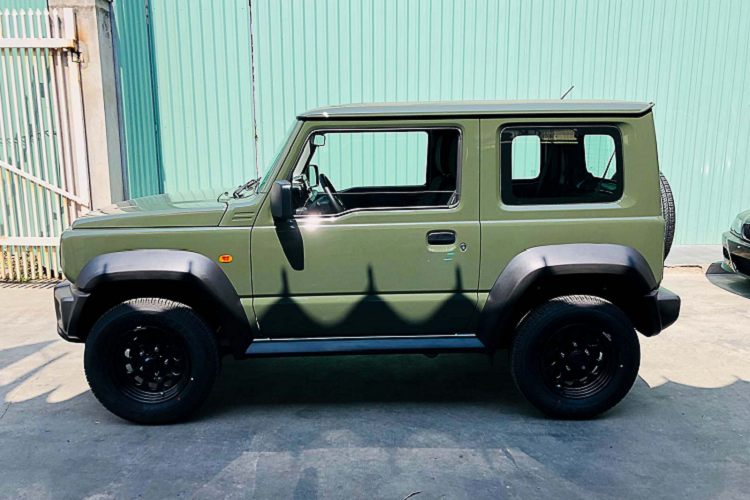 Jimny là một mẫu SUV thực thụ, khi sử dụng nền tảng khung gầm rời (body-on-frame). Thiết kế vuông vức, nhiều chi tiết giống với mẫu SUV huyền thoại G-Class, dẫn động 4 bánh với cầu cứng đã làm nhiều tín độ mê offroad trên thế giới quan tâm ngay từ khi xe xuất hiện.