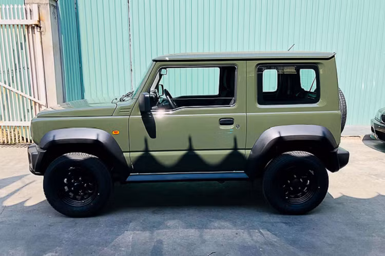 Jimny là một mẫu SUV thực thụ, khi sử dụng nền tảng khung gầm rời (body-on-frame). Thiết kế vuông vức, nhiều chi tiết giống với mẫu SUV huyền thoại G-Class, dẫn động 4 bánh với cầu cứng đã làm nhiều tín độ mê offroad trên thế giới quan tâm ngay từ khi xe xuất hiện.