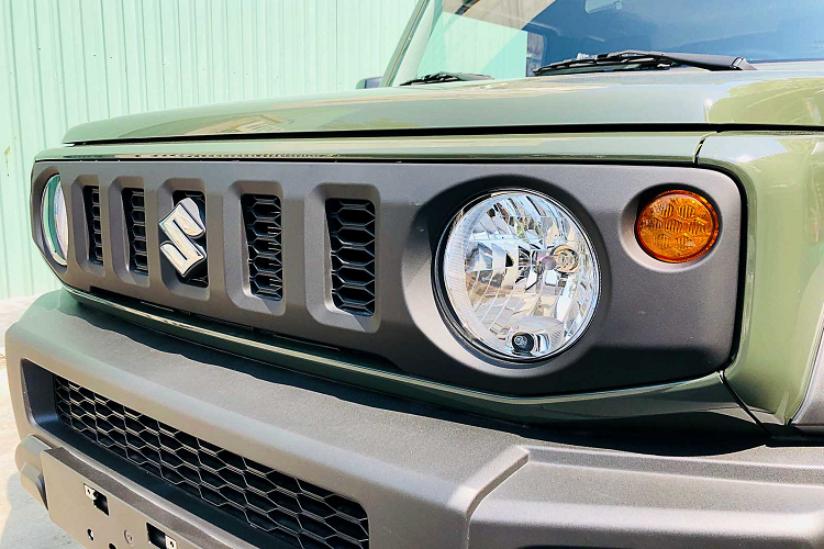 Gương chỉnh điện/không gập điện, cruise control, ghế nỉ chỉnh cơm toàn bộ, gạt mưa chạy cơm, đèn pha tự động, 02 túi khí, ABS/BA/EBD, ESP. Suzuki Jimny được trang bị an toàn tiêu chuẩn với 2 túi khí SRS phía trước, hệ thống hỗ trợ xuống dốc (Hill Descent Control - HDC) và hỗ trợ khởi hành ngang dốc (Hill Hold Control - HHC), kiểm soát lực kéo (TCS) và cân bằng điện tử (ESP).