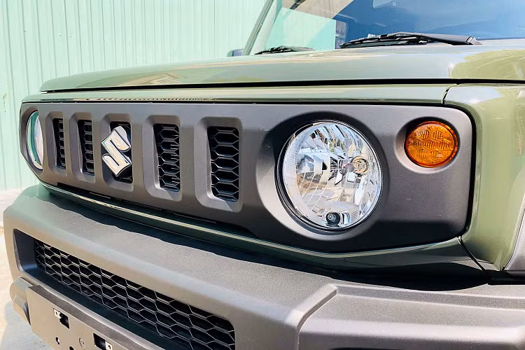 Gương chỉnh điện/không gập điện, cruise control, ghế nỉ chỉnh cơm toàn bộ, gạt mưa chạy cơm, đèn pha tự động, 02 túi khí, ABS/BA/EBD, ESP. Suzuki Jimny được trang bị an toàn tiêu chuẩn với 2 túi khí SRS phía trước, hệ thống hỗ trợ xuống dốc (Hill Descent Control - HDC) và hỗ trợ khởi hành ngang dốc (Hill Hold Control - HHC), kiểm soát lực kéo (TCS) và cân bằng điện tử (ESP).