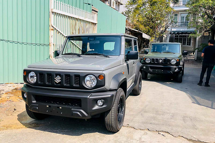 Jimny mới có góc tiếp cận và góc thoát trước sau lần lượt là 37 và 49 độ cho phép nó linh động đi địa hình xấu và khả năng off-road tốt. Ngoài ra, Jimny có thể dễ dàng xoay sở trong đô thị khi nó có bán kính quay vòng tối thiểu chỉ 4,9m.