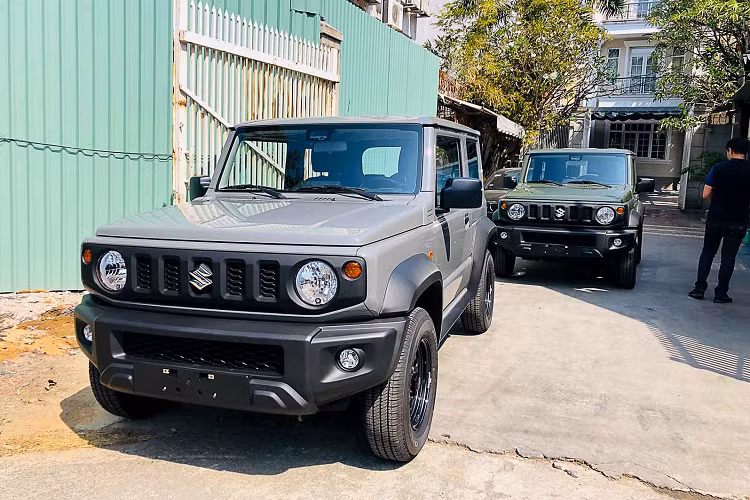 Jimny mới có góc tiếp cận và góc thoát trước sau lần lượt là 37 và 49 độ cho phép nó linh động đi địa hình xấu và khả năng off-road tốt. Ngoài ra, Jimny có thể dễ dàng xoay sở trong đô thị khi nó có bán kính quay vòng tối thiểu chỉ 4,9m.