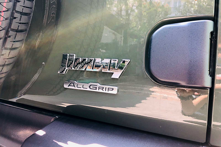 Phanh trước của Jimny là Đĩa, sau dạng tang trống. Lốp đi kèm là Bridgestone dòng Dueler 195/80R15. Nội thất Suzuki Jimny 2019 mới được thiết kế thực dụng, trang bị ghế vải, bảng táp-lô được thiết kế đa tầng, có thêm tay vịn, ngay chính giữa là cụm đồng hồ điều khiển dạng 2 đồng hồ analog truyền thống tích hợp màn hình hiển thị thông số nhỏ ở chính giữa.