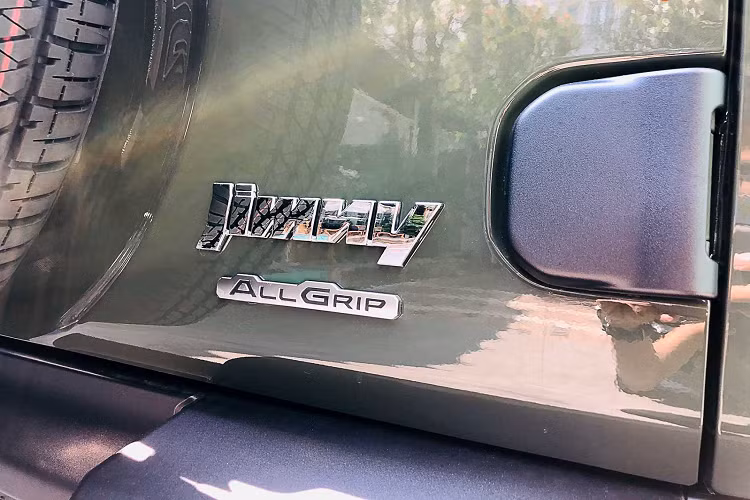 Phanh trước của Jimny là Đĩa, sau dạng tang trống. Lốp đi kèm là Bridgestone dòng Dueler 195/80R15. Nội thất Suzuki Jimny 2019 mới được thiết kế thực dụng, trang bị ghế vải, bảng táp-lô được thiết kế đa tầng, có thêm tay vịn, ngay chính giữa là cụm đồng hồ điều khiển dạng 2 đồng hồ analog truyền thống tích hợp màn hình hiển thị thông số nhỏ ở chính giữa.