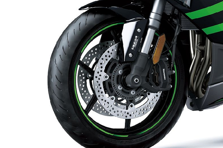 Ngoài ra, khi so với các đối thủ, Ninja 1000SX 2020 còn sở hữu loạt công nghệ xịn xò như cảm biến IMU do Bosch sản xuất, ABS, họng hút bướm ga hiệu Keihin, chức năng sang số nhanh quickshift KQS 2 chiều có thể điều chỉnh, bộ lốp Bridgestone Battlax Hypersport S22 giúp xe bám đường tốt hơn, đi kèm cặp mâm kích cỡ 17 inch hay giảm xóc của Showa...