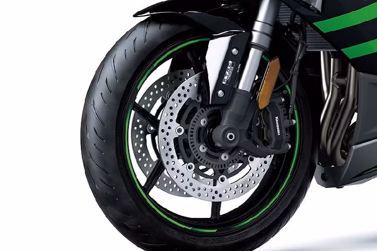 Ngoài ra, khi so với các đối thủ, Ninja 1000SX 2020 còn sở hữu loạt công nghệ xịn xò như cảm biến IMU do Bosch sản xuất, ABS, họng hút bướm ga hiệu Keihin, chức năng sang số nhanh quickshift KQS 2 chiều có thể điều chỉnh, bộ lốp Bridgestone Battlax Hypersport S22 giúp xe bám đường tốt hơn, đi kèm cặp mâm kích cỡ 17 inch hay giảm xóc của Showa...