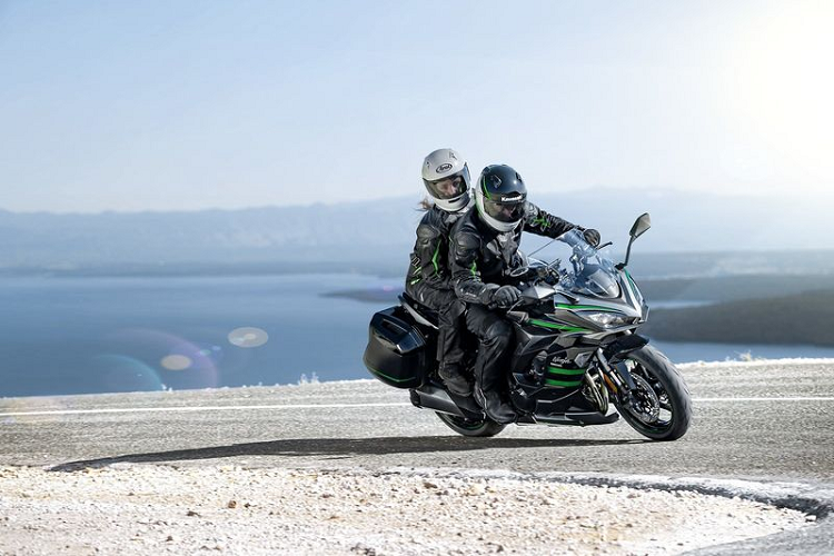 Không chỉ phù hợp với đường trường, Ninja 1000SX 2020 còn được tối ưu hoá cho các loại cung đường có địa hình phức tạp hơn và đặc biệt phù hợp với các chuyến đi tour. Để làm được điều này, xe được trang bị hàng loạt các công nghệ hỗ trợ người lái như kính chắn gió điều chỉnh 4 hướng, gác chân giảm chấn, hệ thống kiểm soát hành trình...