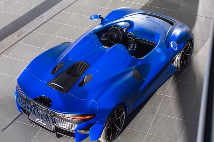 Sau hơn một tháng ra mắt, Mclaren mới đây đã trưng bày một trong những chiếc Elva nguyên mẫu đầu tiên trên thế giới tại Trung tâm công nghệ Mclaren. Khác với chiếc xe đầu tiên được sử dụng để thực hiện bộ ảnh trước đây, siêu xe McLaren Elva nguyên mẫu này có màu sơn xanh dương mờ và nội thất màu trắng kem. Tại đây, tạp chí TopGear đã có dịp ghé qua và soi từng chi tiết của chiếc speedster này lần đầu tiên.