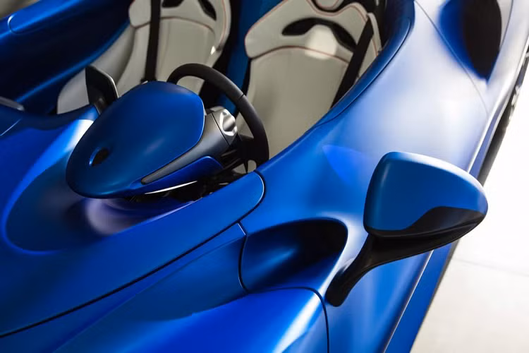 Để đối phó với việc gió đập vào mặt người lái ở tốc độ cao, Mclaren đã nghiên cứu phát triển và áp dụng lên Elva hệ thống điều chỉnh hướng gió chủ động (Active Air Management – AAM). Khi di chuyển ở tốc độ trên 100 km/h, gió là thứ khó chịu nhất khi liên tục tấn công mặt bạn, với hệ thống này, điều này sẽ không thể xảy ra trên Elva, thậm chí bạn vẫn có thể trò chuyện với người ngồi kế bên ở tốc độ cao hơn nữa.