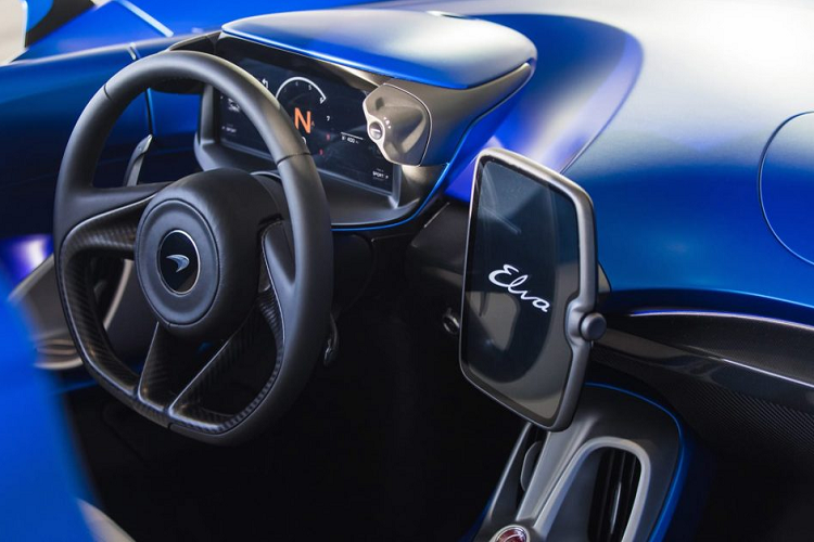 Tuy đây vẫn chưa phải là biện pháp tối ưu nhưng nó cũng phần nào làm cho hành khách dễ chịu hơn khi di chuyển với chiếc xe này. Lúc hoạt động, hệ thống AAM sẽ không cản trở tầm nhìn phía trước. Cảm giá của chiếc xe ở tốc độ hơn 100 km/h sẽ khiến hành khách trở nên bất ngờ khi nó không quá ồn, không quá khó chịu như những chiếc xe mui trần (có kính gió) khác.