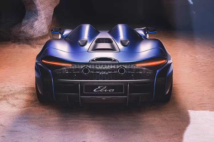 Thiết kế được kéo dài về phía đuôi xe với khoang lái lấy cảm hứng từ buồng lái của xe đua công thức 1. Hai bên cửa, Mclaren thêm vào hai hốc gió ẩn, từng được hãng sử dụng trên P1 nhằm dẫn khí mát vào bộ tản nhiệt trước bánh xe sau. Đuôi xe của Elva tiếp tục sở hữu thiết kế mở với phần lưới được làm bằng nhôm và áp dụng công nghệ cắt laser. Đèn hậu được thiết kế mới với dạng hạt hạnh nhân, xe được trang bị đến bốn ống xả, bên dưới là bộ khuếch tán cỡ lớn.