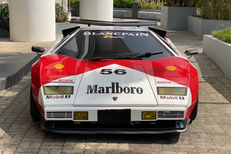 Chiếc xe lai tạo đủ thứ như quái vật Frankenstein này trông rất ngầu với lớp sơn đỏ trắng như xe đua và phát âm thanh đã tai khi di chuyển, nhưng điểm yếu của nó là có vẻ không đáng tin cậy cho lắm. 