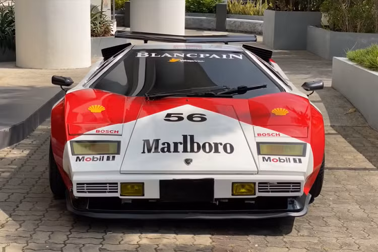 Chiếc xe lai tạo đủ thứ như quái vật Frankenstein này trông rất ngầu với lớp sơn đỏ trắng như xe đua và phát âm thanh đã tai khi di chuyển, nhưng điểm yếu của nó là có vẻ không đáng tin cậy cho lắm. 