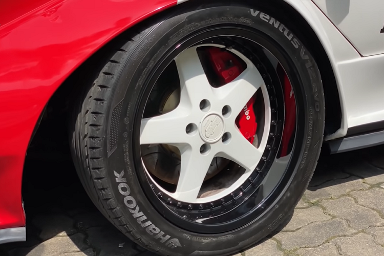 Trong video trải nghiệm của người dẫn kênh YouTube “CB Media”, chiếc xe Lamborghini từ khung Hyundai, động cơ Toyota của ngôi sao người Thái đã gặp vấn đề hệ thống treo đến 2 lần.