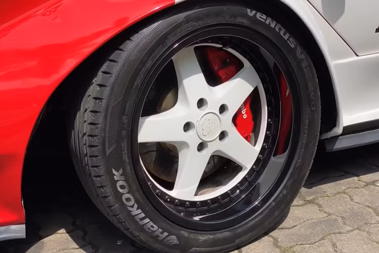 Trong video trải nghiệm của người dẫn kênh YouTube “CB Media”, chiếc xe Lamborghini từ khung Hyundai, động cơ Toyota của ngôi sao người Thái đã gặp vấn đề hệ thống treo đến 2 lần.