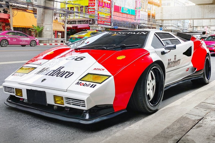 Thái Lan là một mảnh đất hội tụ nhiều siêu xe xịn, quý hiếm trên thế giới. Tuy nhiên, mảnh đất này cũng có không ít những siêu xe “giả mạo”, độ vô cùng tinh vi mà khiến người khác thán phục. Minh chứng rõ ràng là chiếc Lamborghini Countach nhái dị thường của nam diễn viên Saranyoo Prachakrit (biệt danh: Beam) mà chúng ta thấy trong bài viết này.