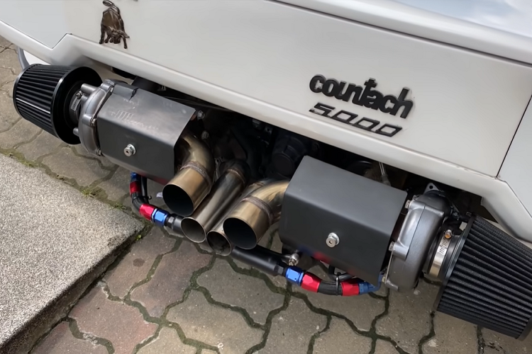 Cuối cùng, Beam đã phải lấy một chiếc xe khác từ garage của mình để chở bạn đi chơi. Đó lại là một chiếc xe giả mạo khác, lần này là phỏng theo Porsche 550 Spyder. 