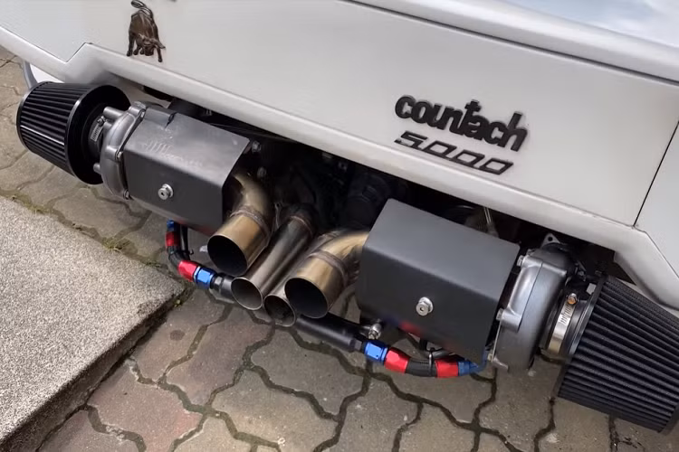 Cuối cùng, Beam đã phải lấy một chiếc xe khác từ garage của mình để chở bạn đi chơi. Đó lại là một chiếc xe giả mạo khác, lần này là phỏng theo Porsche 550 Spyder. 