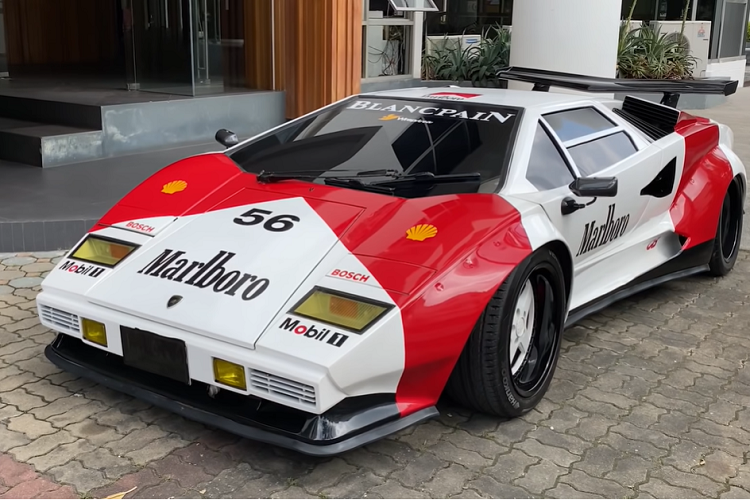 Chiếc xe chạy trên một khung gầm Volkswagen Beetle với khối động cơ 4 xi-lanh phẳng dung tích 1.6 lít lắp lộ thiên ở phía sau.