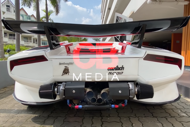Chiếc siêu xe Lamborghini Countach nhái này có phần trước của khung gầm là lấy từ một chiếc Hyundai, trong khi phần sau lại là tự chế hoàn toàn. Khoang động cơ ở phía sau có chứa một máy V8 Toyota UZ-series phối hợp thêm hai bộ tăng áp. Công suất từ động cơ được truyền qua một hộp số từ một chiếc Subaru. Chưa hết, chiếc Lamborghini giả còn trang bị hệ thống treo khí, và Beam nói rằng nó còn sử dụng một số phụ tùng hệ thống treo Nissan R32 Skyline.