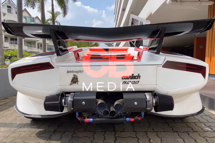 Chiếc siêu xe Lamborghini Countach nhái này có phần trước của khung gầm là lấy từ một chiếc Hyundai, trong khi phần sau lại là tự chế hoàn toàn. Khoang động cơ ở phía sau có chứa một máy V8 Toyota UZ-series phối hợp thêm hai bộ tăng áp. Công suất từ động cơ được truyền qua một hộp số từ một chiếc Subaru. Chưa hết, chiếc Lamborghini giả còn trang bị hệ thống treo khí, và Beam nói rằng nó còn sử dụng một số phụ tùng hệ thống treo Nissan R32 Skyline.