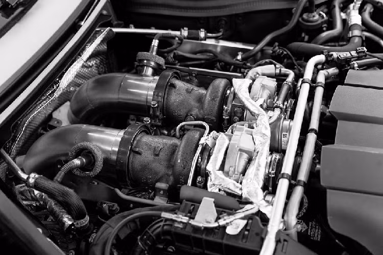 Cuối cùng nhưng không kém phần quan trọng chính là gói Cấp 3 chó mẫu xe thể thao Mercedes-AMG GT R Roadster có giá từ 16.723 Euro (427 triệu đồng) với thêm động cơ tăng áp, tạo ra tổng công suất 750 mã lực và mô-men xoắn cực đại 860 Nm.