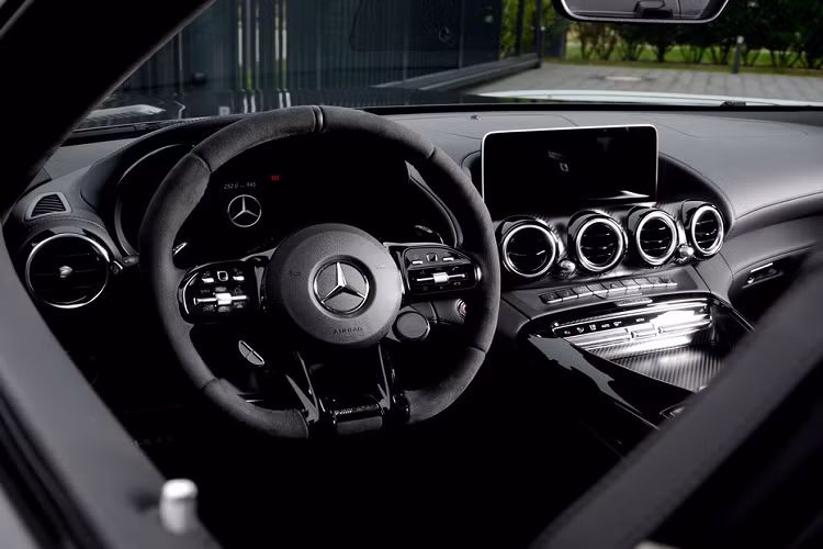 Gói Cấp độ 1 bao gồm sự tinh chỉnh trên hệ thống ECU, đồng thời trang bị bộ lọc không khí mới để tăng cường sức mạnh cho khối động cơ V8 tăng áp kép 4.0 lít từ 577 lên tới 650 mã lực và mô-men xoắn 780 Nm.