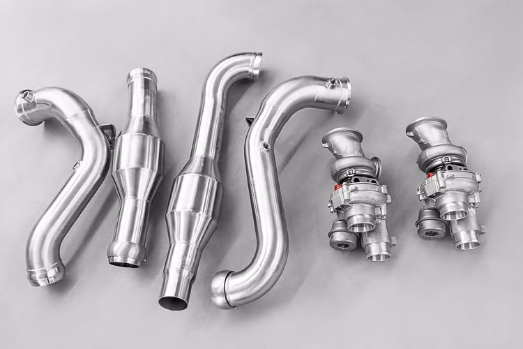 Đi kèm với những nâng cấp động cơ, Wheelsandmore cũng tăng cường trang bị cho chiếc xe thể thao với các lò xò KW Variant 4, hoàn thiện một hệ thống nâng/hạ thủy lực để tránh những tình huống sập gầm đằng trước.