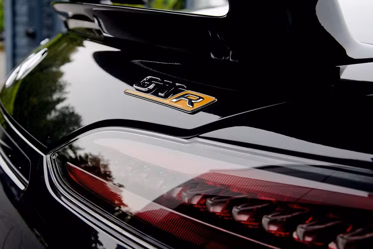 Ngoài ra, nhà độ còn cung cấp thêm tùy chọn mâm xe bằng hợp kim và hệ thống cảm biến – cảnh báo áp suất lốp tiêu chuẩn, có tổng mức giá là 11.513 Euro (khoảng 294 triệu đồng).