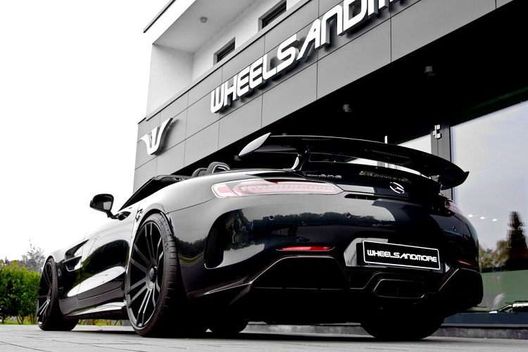 Trang bị cuối cùng trong danh sách độ xe Mercedes-AMG GT R Roadster chính là các mâm xe được thiết kế mới với kích thước 20 × 10,5 phía trước và 21 × 12,5 phía sau với thông số lốp tương ứng là 275/30 và 325/25.