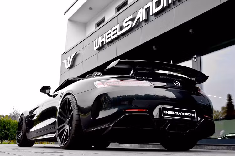 Trang bị cuối cùng trong danh sách độ xe Mercedes-AMG GT R Roadster chính là các mâm xe được thiết kế mới với kích thước 20 × 10,5 phía trước và 21 × 12,5 phía sau với thông số lốp tương ứng là 275/30 và 325/25.